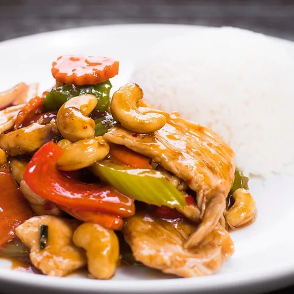 Bai Tong Thai Street Cafe's cashew chicken with bell peppers, carrots, and white rice.